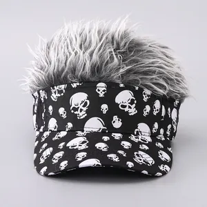 Detailansicht eines Visors mit Totenkopf-Print und realistisch grau-weißem Kunsthaarbesatz