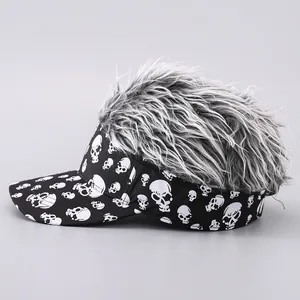 Detail der Totenkopf-Visierkappe mit grauem Kunsthaar für Punk-Kostüme