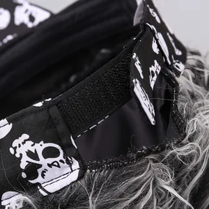 Makro-Detail von Klettverschluss und grauer Perücke an der schwarzen Totenkopf-Mütze