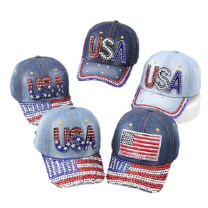Cinque cappellini USA in denim con motivi bandiera americana e strass su sfondo bianco