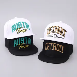 Detailansicht der hochwertigen 3D-Stickerei auf City-Themen Snapback Caps mit flachem Schirm