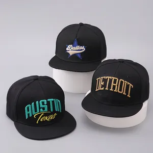 Detailaufnahme der 3D-Stickerei mit Dallas, Detroit und Austin auf Snapback-Kappen