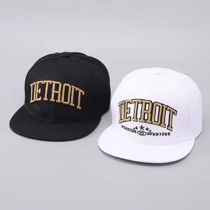 Nahaufnahme der Detroit-Stickerei und Sternendetails auf diesen Flat-Brim-Basecaps