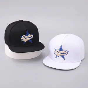 Detailansicht der Dallas-Stickerei und des Sterns auf schwarz-weißen Snapback Caps