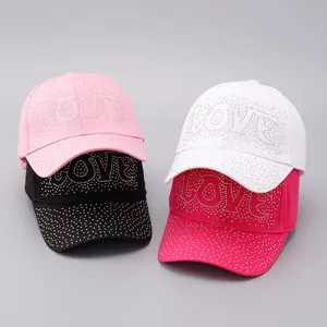 Dettaglio dei motivi in strass LOVE su cappellini da baseball in vari colori