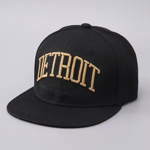 Schwarze Snapback-Cap mit flachem Schirm und goldener Detroit-Bestickung im 3D-Look