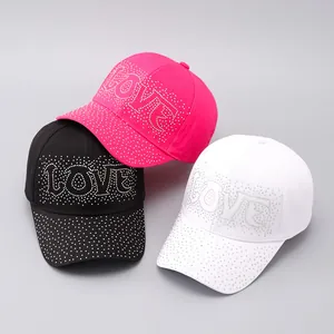 Tre cappellini da baseball con strass rosa, neri e bianchi e motivo LOVE in cristalli