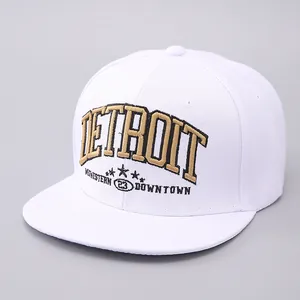 Detail der Detroit-Stickerei und Sternenmuster auf weißer Flat Brim Snapback-Cap