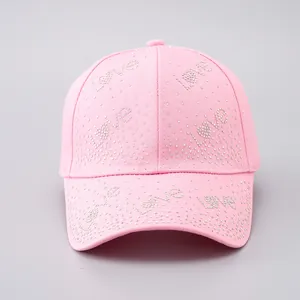 Dettaglio del cappellino rosa in cotone con lettere LOVE in strass argentati sul davanti