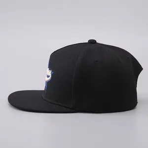 Detaillierte Stickerei auf einer schwarzen Flat-Brim-Cap aus hochwertigem Baumwolltwill