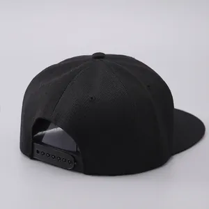 Detailansicht der Rückseite einer schwarzen Snapback-Cap mit Kunststoff-Verschluss und Luftlöchern