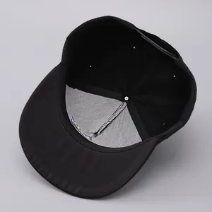 Innenansicht der Hip-Hop-Kappe mit Snapback-Verschluss und verstärktem Innenfutter