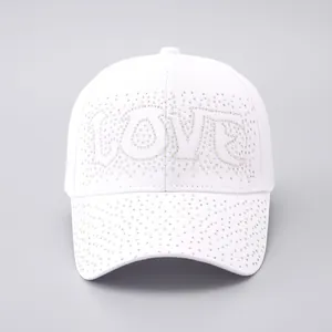 Dettaglio di strass colorati scintillanti che formano la scritta LOVE su un cappellino