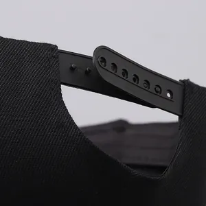 Detail des Snapback-Verschlusses einer schwarzen Hip-Hop-Cap mit Sternenbestickung