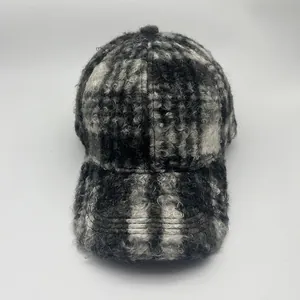 Detailopname van winterse baseballpet met getextureerd zwart-wit luipaardmotief sherpa