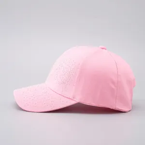 Dettaglio del berretto rosa con strass e motivo LOVE in cristalli scintillanti