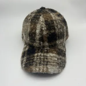 Detailopname van de winterse baseballpet met luipaardprint en zachte fleece textuur