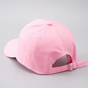 Dettaglio posteriore del cappellino rosa con strass sulla visiera e fibbia