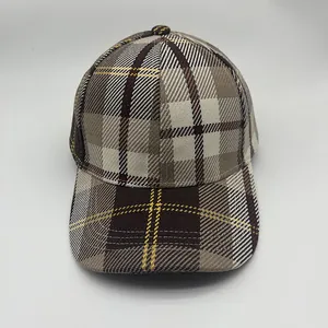 Dettaglio cappellino da baseball a strisce con motivo scozzese e cuciture sulla visiera