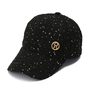 Zwarte tweed baseballpet met kleurrijke lovertjes en een gouden R-logo met steentjes