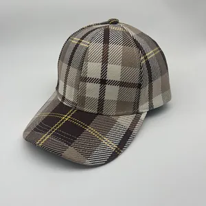 Dettaglio del cappellino da baseball vintage con trama del tessuto e motivo scozzese marrone