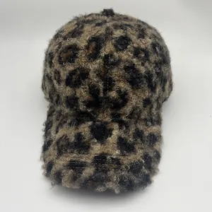 Detailopname van de zachte luipaardprint lamswol textuur op de winterse baseballpet