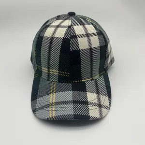 Dettaglio del motivo scozzese multicolore e delle cuciture su un cappello classico da baseball