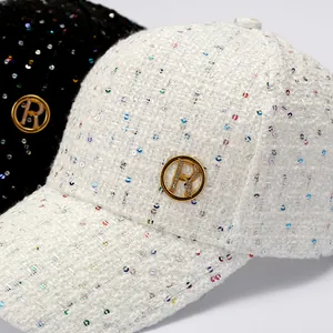 Pailletten tweed honkbalpet met sprankelende afwerking en gouden R-metalen embleem