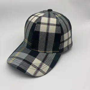 Dettaglio del cappello da baseball vintage a quadri blu navy con cuciture gialle a contrasto
