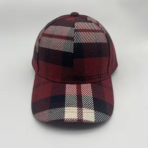 Dettaglio del cappellino da baseball a quadri rossi stile British con trama classica