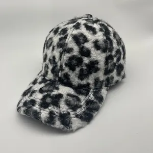Winterse baseballpet voor dames met luipaardprint van zacht imitatiebont in grijstinten