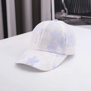 Gorra de béisbol de encaje blanco con flores púrpuras y ala ancha para protección solar