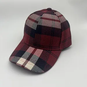 Dettaglio del motivo scozzese rosso e nero su un classico berretto da baseball in cotone