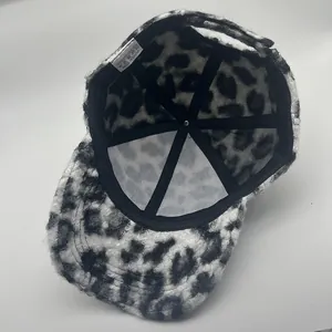 Winterse honkbalpet met zwart-witte luipaardprint van zacht en warm imitatielamswol