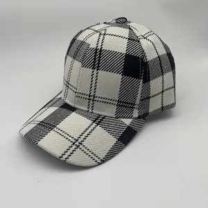 Berretto da baseball classico a scacchi bianchi e neri con visiera curva stile retrò