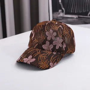 Gorra de béisbol de encaje floral transpirable para mujer con bordado en marrón y rosa