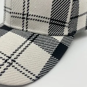 Dettaglio della trama tessuta e delle cuciture di un cappellino da baseball a righe