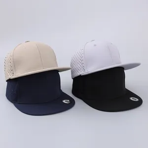 Dettaglio di quattro cappelli a tesa piatta traspiranti con taglio laser in vari colori