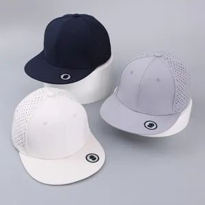 Dettaglio di cappellini hip hop a tesa piatta con fori di ventilazione laser in tre colori
