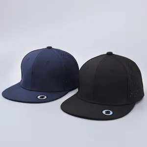 Dettaglio dei fori di ventilazione laser su cappellini hip hop neri e blu navy