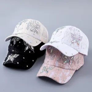 Spitzen-Baseballkappen mit Strass-Schmetterling in Schwarz, Weiß, Beige und Rosa