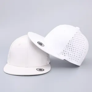 Dettaglio di cappelli bianchi hip-hop con fori tagliati al laser traspiranti