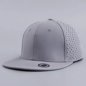 Dettaglio del berretto hip hop grigio chiaro con fori di ventilazione laser e trama liscia