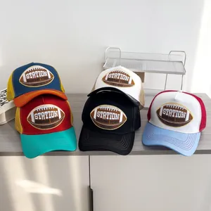Dettaglio di cappelli trucker vintage con rete posteriore e ricamo di squadra sportiva