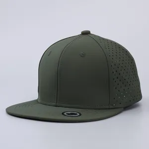 Dettaglio dei fori di ventilazione tagliati al laser su un cappello hip hop verde oliva