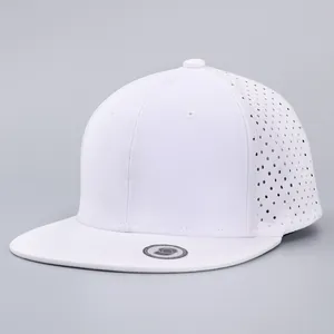 Dettaglio dei fori di ventilazione tagliati al laser su un cappello snapback bianco