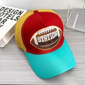 Dettaglio del ricamo retrò di football americano su un cappellino trucker in mesh colorato