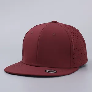 Cappellino hip hop bordeaux a tesa piatta con fori di ventilazione tagliati al laser