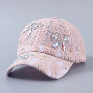 Eleganter rosa Spitzen-Baseballcap für Damen mit bunten Strass-Schmetterlingen und gebogenem Schirm