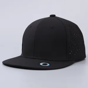 Dettaglio dei fori di ventilazione laser sul cappellino hip hop nero a tesa piatta